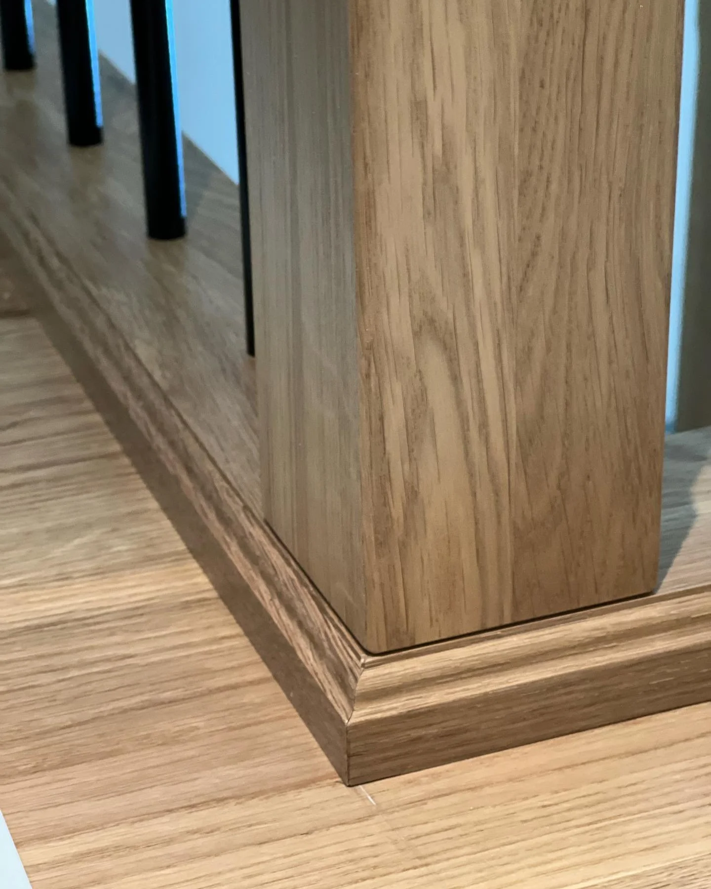 Denna vecka monterar vi en fantastisk trappa d&auml;r kunden har varit med och p&aring;verkat allt in i den minsta detalj 🫶🤩. Det &auml;r profilerade underliggare, smides st&aring;ndare, profilerad stegvis med omfamning mm 👌😊 . . . . #dr&ouml;mtr
