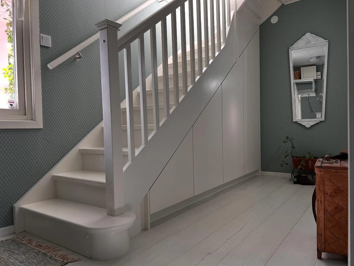 Klassisk vacker trappa med en garderobsl&ouml;sning undertill! Modell Solid 56.14.3.6 med blocksteg och kontinuerlig v&auml;gghandledare. . . . #trappform #dr&ouml;mtrappor #trappa #trappor #tr&auml;trappa #klassiskinredning #garderob #trapp #trappi